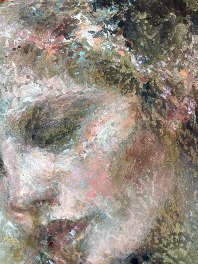 Gezicht van dichtbij met gesloten oog, opgebouwd uit lagen roze, wit en oker tegen een olijfgouden ondergrond met turquoise spatten.